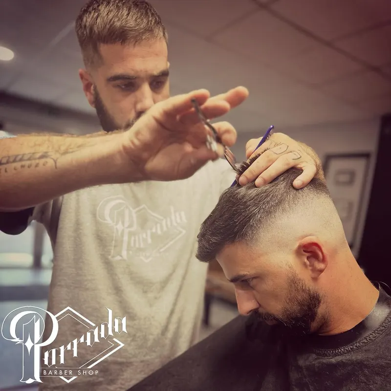 Barbier au travail aux ciseaux sur un dégradé — Porrada Barber Shop Biarritz