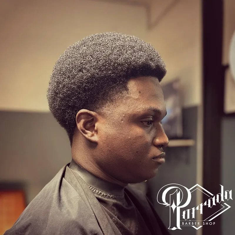 Coupe afro arrondie avec taper sur les tempes — Porrada Barber Shop Biarritz