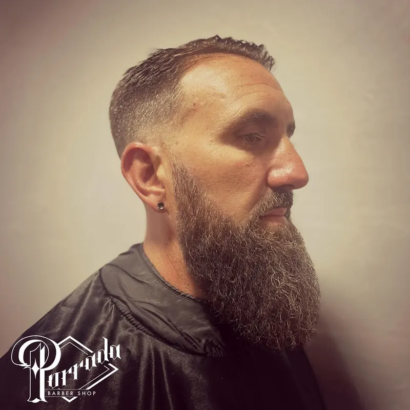Barbe longue sculptée avec dégradé des tempes — Porrada Barber Shop Biarritz