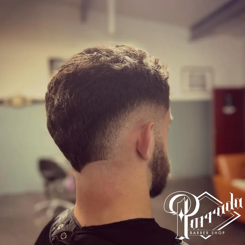 Boucles mi-longues avec dégradé bas et nuque fondue — Porrada Barber Shop Biarritz