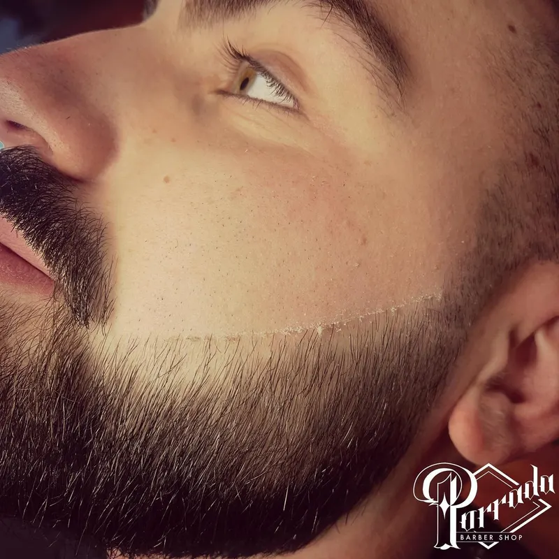Contour de barbe tracé net au rasoir sur la joue — Porrada Barber Shop Biarritz