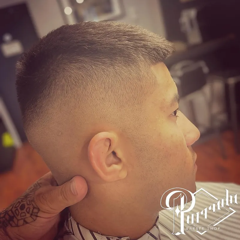 Dégradé haut net avec dessus court — coupe réalisée chez Porrada Barber Shop à Biarritz