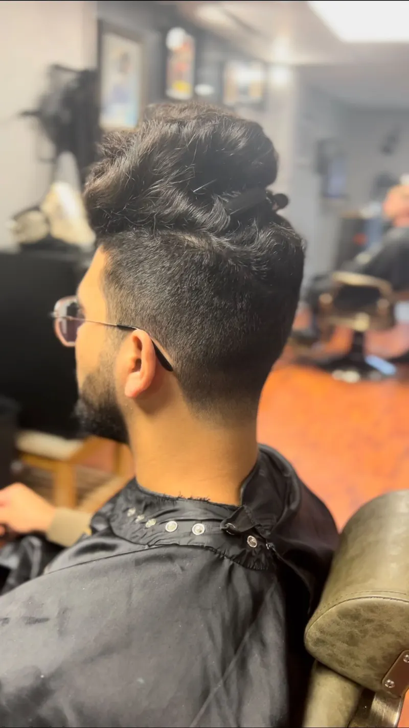 Cheveux mi-longs attachés avec côtés dégradés en undercut — Porrada Barber Shop Biarritz