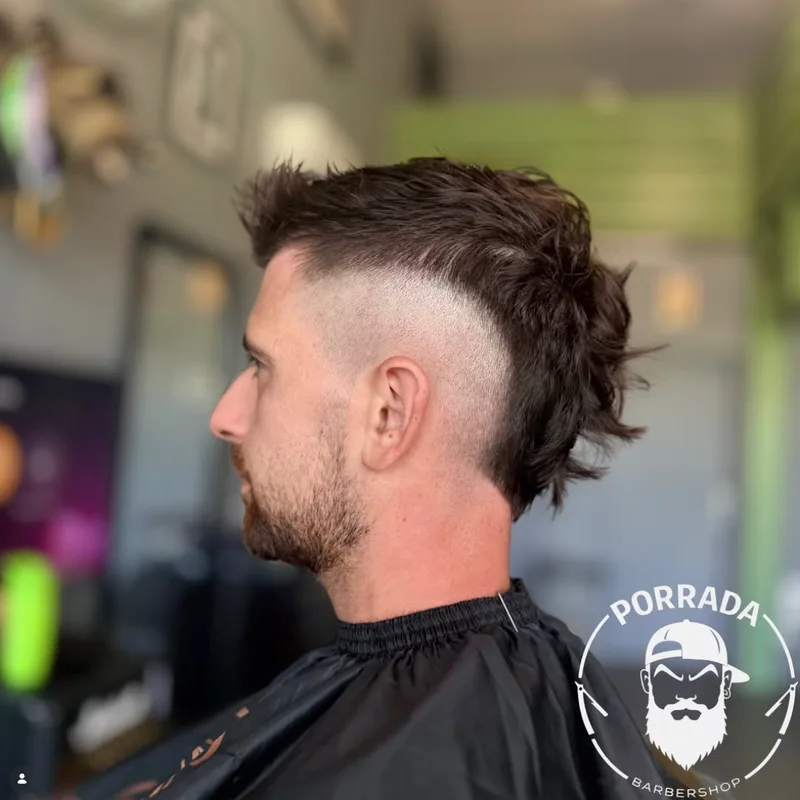 Mohawk avec côtés rasés en dégradé et crête libre jusqu'à la nuque — Porrada Barber Shop Biarritz