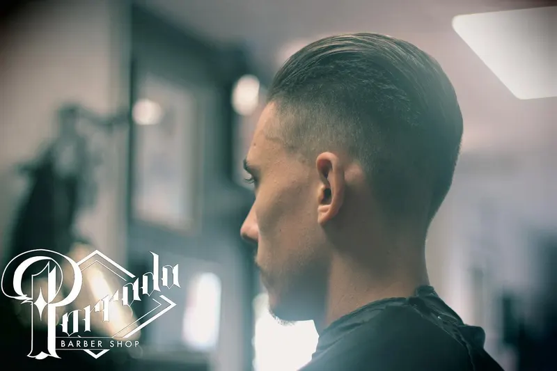 Slick back coiffé en arrière avec dégradé — Porrada Barber Shop Biarritz
